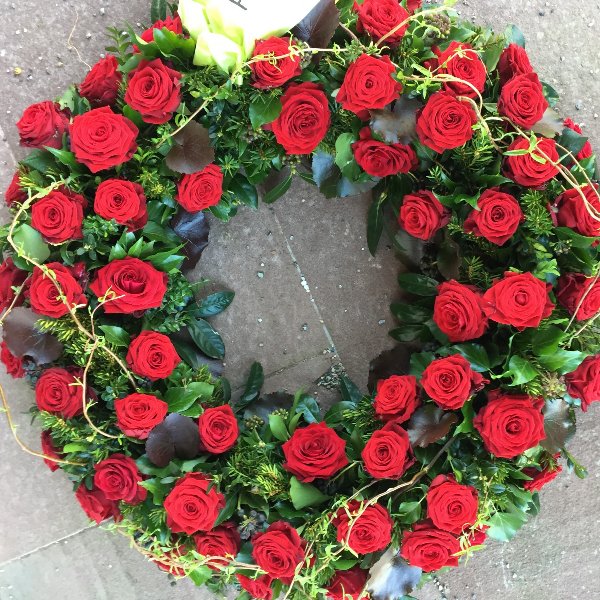 Trauerkranz rundgesteckt rote Rosen Bild 1